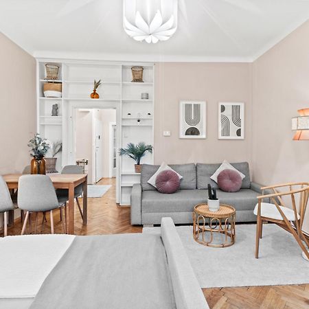 Modern Apartment, 3 Min To "U3 Neubaugasse" Vienna Esterno foto